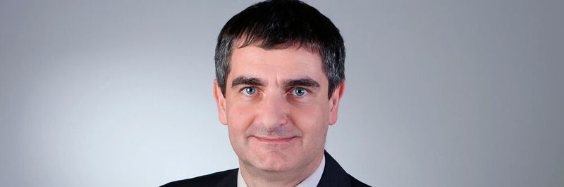 Prof. Andreas Bund: „Eine Optimierung der Ionenleitfähigkeit, der Bildungsgeschwindigkeit und des Passivierungsverhalten würde dazu führen, dass künftige Lithium-Ionen-Batterien nicht nur schneller und effizienter geladen werden können, sondern auch länger halten und kostengünstiger sind. Ich bin optimistisch, dass wir das schaffen.“