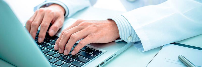 IT-Systeme im Gesundheitsbereich sind ein beliebtes Ziel für Hacker-Angriffe – doch vielen Mitarbeitern fehlt es an Know-how für präventive Maßnahmen