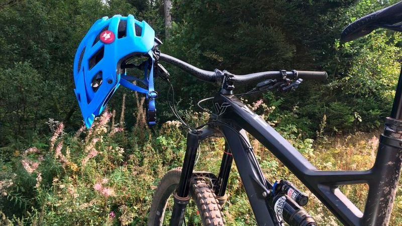 Selbst die Zielgruppe von 16- bis 29-Jährigen sprach sich in der Umfrage mehrheitlich für eine Helmpflicht aus.