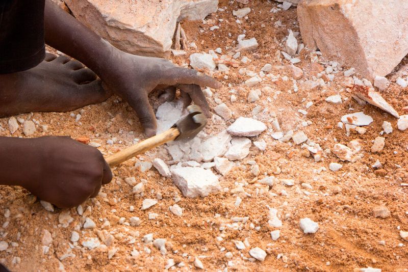 Wichtige Rohstoffe für die Industrie werden unter prekären Bedingungen gewonnen. Im Kongo beispielsweise klopfen selbst Kinder Kobalterze aus Steinen. Mit dem Lieferkettengesetz will die Bundesregierung die Menschenrechte entlang der Wertschöpgungskette schützen.