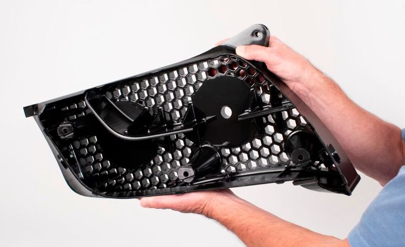Toyota Gazoo Racing fertigte diese CNC-Vorrichtung für den Kühlergrill aus dem neuen Accura AMX Rigid Black.