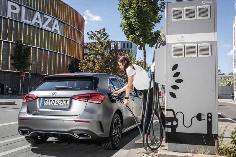 Der Mercedes A 250 E wird in Serie mit 3,7 kW geladen. Optional sind heute bereits 7,4 kW oder 24 kW möglich.