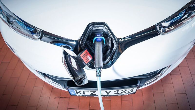 Die Möglichkeit, sein Auto privat laden zu können, ist für den Hochlauf der E-Mobilität entscheidend, findet die Autobranche. Sie begrüßt deshalb die Aufstockung entsprechender Fördermittel durch den Bund.