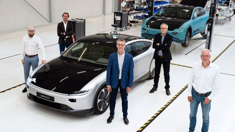 Das E-Auto Lightyear One entsteht ab 2022 bei Valmet Automotive in Finnland. Im Bild das Projektteam (v.l.n.r.): Ville Rantala, Project Manager Valmet Automotive; Hans Heijmans, COO Lightyear; Gerard Berkelmans, VP Strategic Sourcing & Procurement Lightyear; Matti Räsänen, VP Sales Valmet Automotive; Wim van Stratum, VP Operations Lightyear