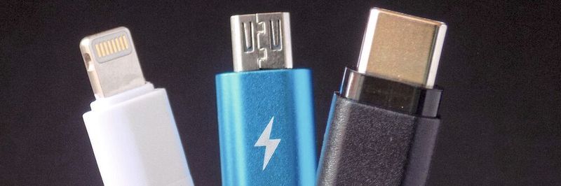 Ladekabel für Smartphones: Im Herbst könnte die EU ein einheitliches Ladekabel für portable Geräte per Gesetz vorschreiben, das auf USB-C basiert.
