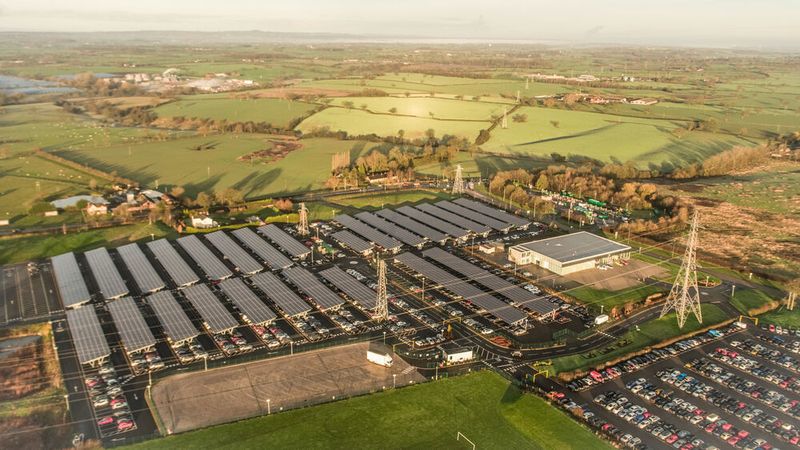 Mitarbeiterparkplätze mit Solardächern bei Bentley Motors in Crewe, England. Die Zentrale und das Stammwerk von Bentley Motors sind seit Oktober 2019 CO2-neutral.
