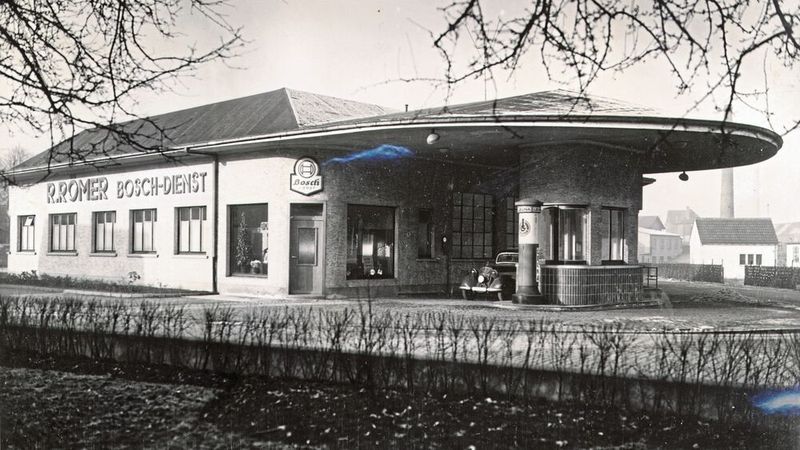 Außenansicht des Bosch-Dienstes R. Römer samt Tankstelle, Siegen, 1942.