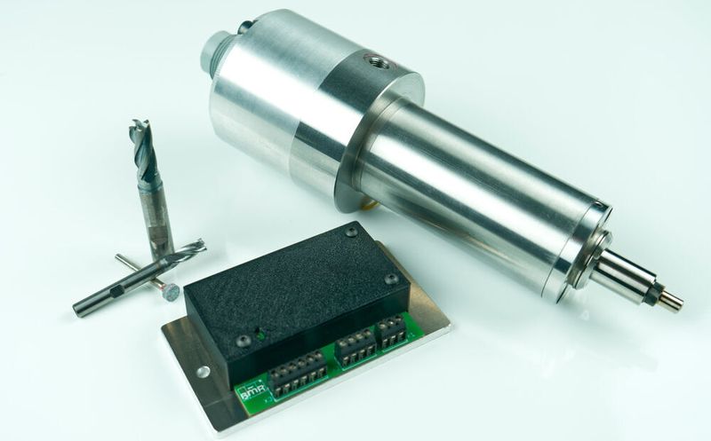 Der SFU-400 ist mit seinen Abmessungen von 55 x 100 xx 17 mm nur etwa so groß wie eine Zigarettenschachtel.