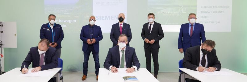 Unterzeichnung der Absichtserklärung mit (vorne v.l.) Andreas Schmuderer, Siemens, Marco Krasser, Stadtwerke Wunsiedel; Bernd Koch, Siemens. Im Hintergrund v.l. Markus Brand, Vorstand Kommunalunternehmen Marktredwitz, Stefan Göcking, Bürgermeister Arzberg, Siemens-Finanzvorstand Prof. Dr. Ralf Thomas, Nicolas Lahovnik, Bürgermeister von Wunsiedel und Thomas Schwarz, Bürgermeister in Kirchlamitz.
