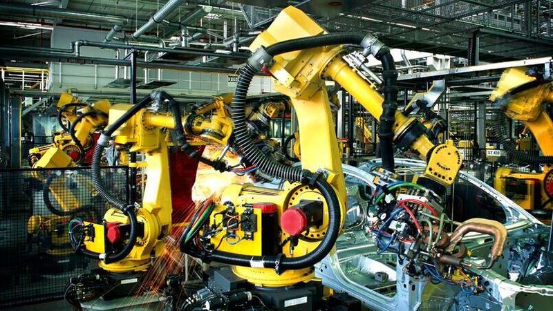 Altes entfällt, Neues entsteht: Elektroautos sind weniger komplex und brauchen weniger Wartung – das kostet Jobs. Andererseits entstehen ganz neue Industriesparten. Arbeitnehmer werden sich anpassen müssen.
