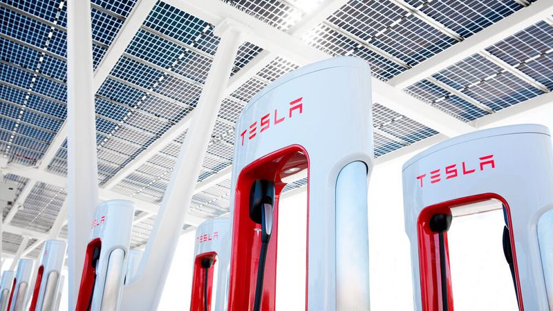 Weltweit gibt es aktuell rund 2.500 Supercharger-Stationen mit etwa 25.000 Ladepunkten.