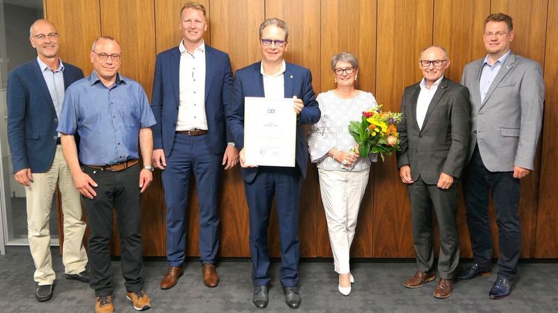Die Kfz-Innung Biberach mit Vertretern des Landesverbands: (v. l.) Fabian Bacher, Geschäftsführer der Kreishandwerkerschaft Biberach, Gerd Billwiller, stellv. Obermeister, und Martin Vöhringer, neuer Obermeister, Joachim Dünkel, neuer Ehrenobermeister, Eva-Maria Dünkel sowie Präsident Michael Ziegler und Hauptgeschäftsführer Carsten Beuss vom Kfz-Landesverband Baden-Württemberg.