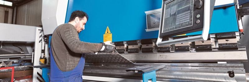 In der Werkstatt von Kopa kommt seit Juli 2020 eine CNC-Abkantpresse AHK H 30220 CNC 4x von Knuth Werkzeugmaschinen zum Einsatz und biegt vor allem Stahlbleche mit 8 mm, und dann bis zu 12 mm Stärke.