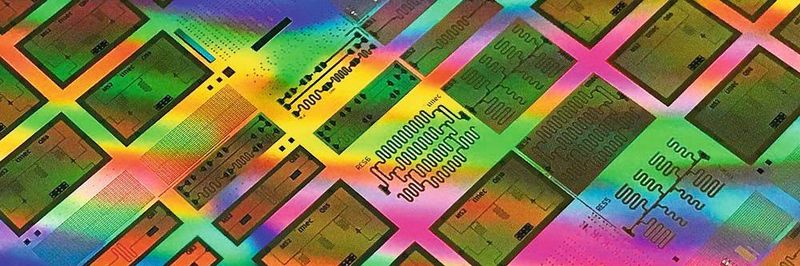 Quantencomputer: Testchip mit supraleitenden Qubits in einem 300 mm integrierten Prozessprototyp.