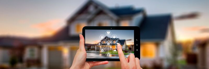 Im vernetzten Zuhause können viele Geräte per App auf einem Smartphone oder Tablet gesteuert werden.