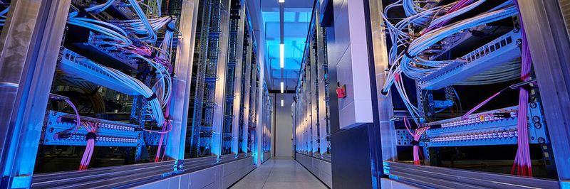 Einen Gang höher schalten: Für BMW ist die Provisionierung von Bare-Metal-Servern mithilfe von „Red Hat Openshift“ seit Jahren eine Hausstreckel. Die Abbildung zeigt Racks im Fahrsimulationszentrum von BMW, der fortschrittlichsten Anlage dieser Art auf der Welt, mit reichlich Platz für weiteren Ausbau.