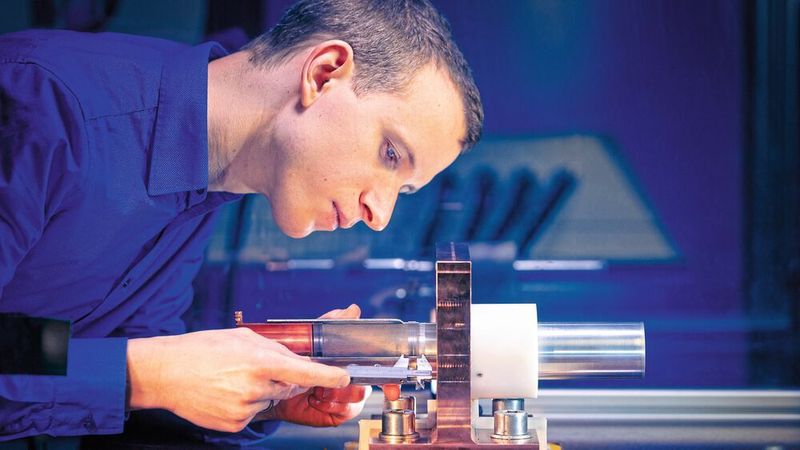 Beim Magnetpulsschweißen sorgt der magnetische Druck einer Werkzeugspule für eine Hochgeschwindigkeitskollision.