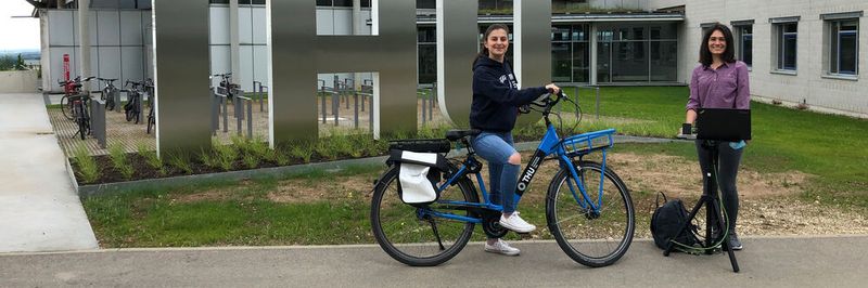 Mit einer Studentin der Technischen Hochschule macht Dr. Lavrenko (links) Radarmessungen von Bewegungsabläufen auf dem Fahrrad.