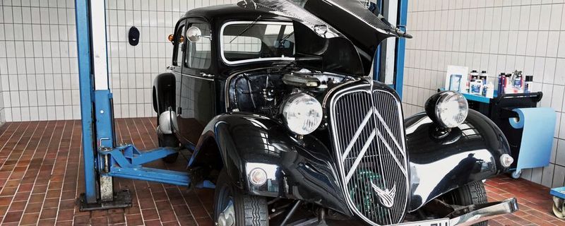 Vorreiter einer Technologie: Der Traction Avand von Citroën war einer der ersten Pkw mit selbsttragender Karosserie. Selbst wenn die Zahl seiner Hohlräume noch gering war: Auch bei ihm macht Konservieren Sinn.