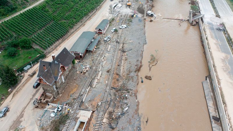 Die Deutsche Bahn hat wie hier in Heimersheim bei Bad Neuenahr-Ahrweiler mit gravierenden Folgen der Unwetterkatastrophe in Deutschland zu kämpfen.