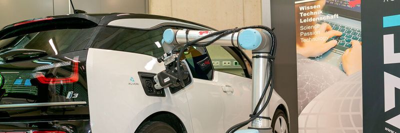 Selbstständig laden: Der autonome mobile Laderoboter soll der E-Mobilität zu mehr Fläche verhelfen und Sorgen um Reichweite und Lademöglichkeiten ausräumen.