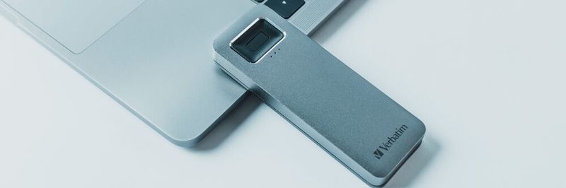 Die Executive-Fingerprint-Secure-Laufwerke von Verbatim kommen in einem schicken Aluminiumgehäuse.