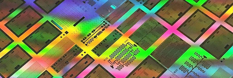 Testchip mit supraleitenden Qubits in einem 300 Millimeter integrierten Prozessprototyp.