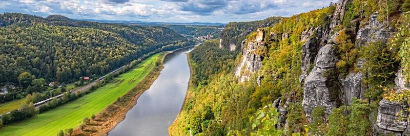 Über Flüsse wie die Elbe gelangen jedes Jahr viele Tonnen Plastikmüll ins Meer.
