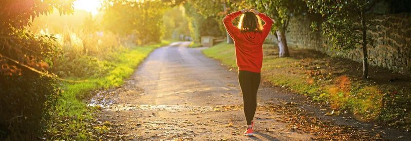 Ein Spaziergang im Freien steigert nicht nur das Wohlbefinden, sondern wirkt sich auch positiv auf die Struktur des Gehirns aus, wie eine aktuelle neurobiologische Untersuchung ergab.