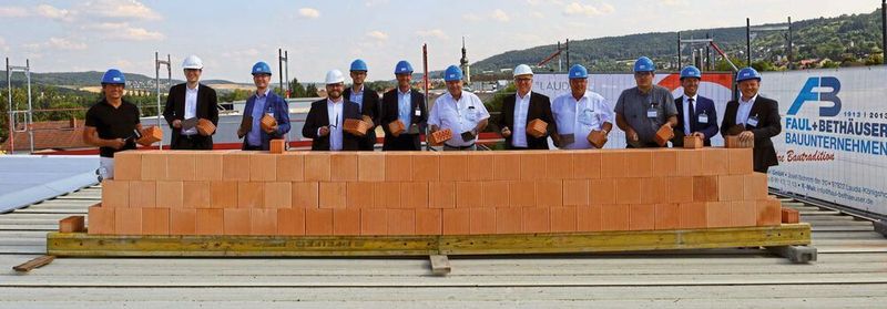 Symbolische Grundsteinlegung bei Lauda Dr. R. Wobser als offizieller Baubeginn für eine Aufstockung des bestehenden Bürogebäudes mit (v.l.): Architekt Klaus Schreiner, Lauda Geschäftsführer Dr. Mario Englert, Bürgermeister Dr. Lukas Braun, Dr. Gunther Wobser, Geschäftsführender Gesellschafter, Christoph Baumann, Leiter Produktion, Peter Vogel, Vorstandsvorsitzender der Sparkasse Tauberfanken, Herbert Bethäuser, Faul + Bethäuser, Lauda-Geschäftsführer Dr. Marc Stricker, Norbert Groß, Faul + Bethäuser, Tobias Blessing, Stadtverwaltung Lauda-Königshofen sowie Wolfgang Albert und Thomas Englert von der Sparkasse Tauberfranken.