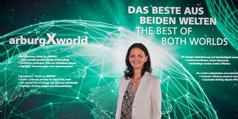 Laut Juliane Hehl, geschäftsführende Gesellschafterin von Arburg, möchte das Unternehmen Strategien zeigen, wie man Kunststoffteile wettbewerbsfähig, nachhaltig und digital vernetzt produzieren kann. Auf der Fakuma zeigt ihr Unternehmen dazu Flagge.