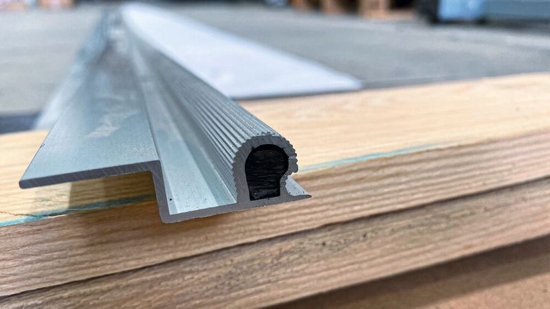 Zusammen mit dem Institut für Flugzeugbau der Uni Stuttgart hat Tajima eine Methode entwickelt, bei der Aluminiumpropfile mit CFK von innen verstärkt werden.