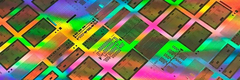 Ein Testchip mit supraleitenden Qubits in einem 300 mm integrierten Prozessprototyp.
