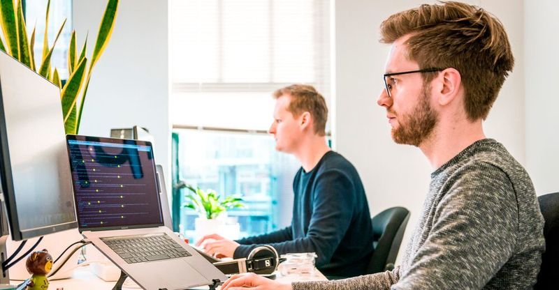 IT-Administratoren sehen sich immer häufiger konfrontiert mit Aufgaben der IT-Security. Dabei sollten sie hier Bogdan Botezatu zufolge eigentlich durch externe Experten unterstützt werden.