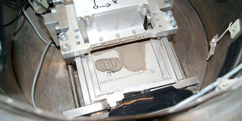 Die Forscher haben bei einem Parabelflug den berühmten Fußabdruck von Neil Armstrong aus Mondstaub-Simulat gedruckt.