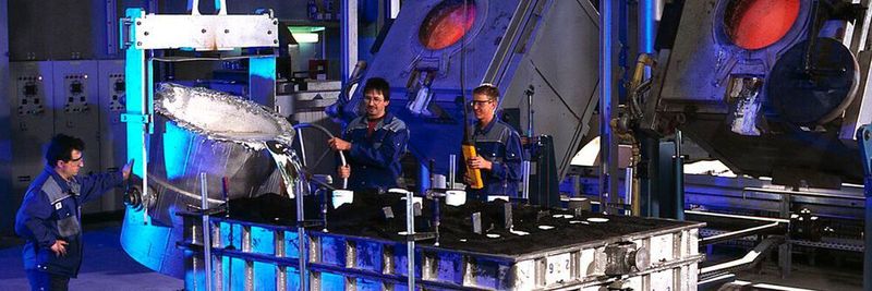 The Blöcher Foundry can fabricate large blow moulds, deep-drawing moulds and foaming moulds made of aluminium with dimensions of up to 2,000 x 3,000 meters and unit weights of up to 2.5 tons within just a few weeks.