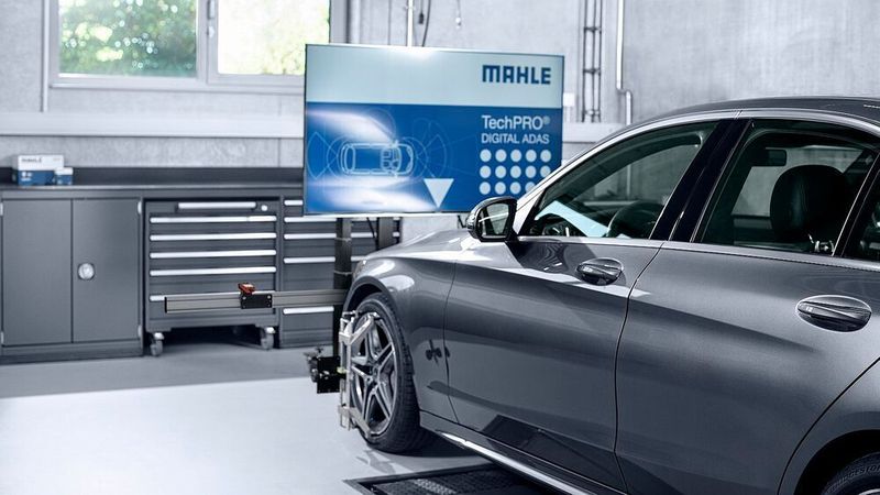 Mit neuen Funktionen hat Mahle sein Kalibriertool Tech-PRO Digital ADAS 2.0 deutlich schneller gemacht.