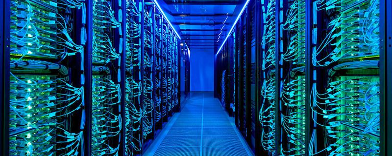 Ordnung im Chaos: Wie Nervenbahnen laufen unzählige Datenübertragungskabel zu den Computing- und Storage-Modulen des neue Supercomputers Horeka am KIT.