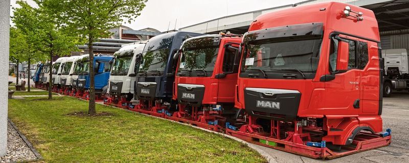 Vor der Hochzeit mit dem Fahrgestell werden die verschiedenen Fahrerhäuser gepuffert.