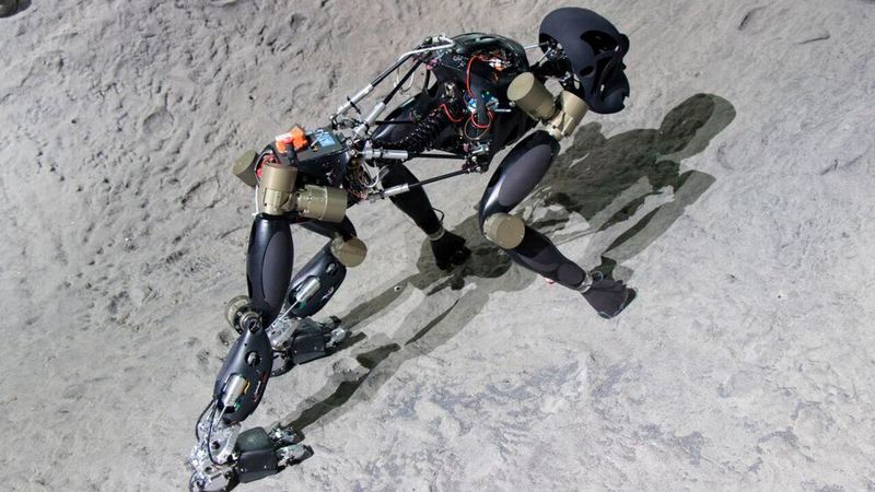 Vom hochspezialisierten Roboter zum flexiblen rekonfigurierbaren System: Der hominide Roboter Charlie ist dank modularer, biologisch inspirierter Sturkturelemente äußerst flexibel.