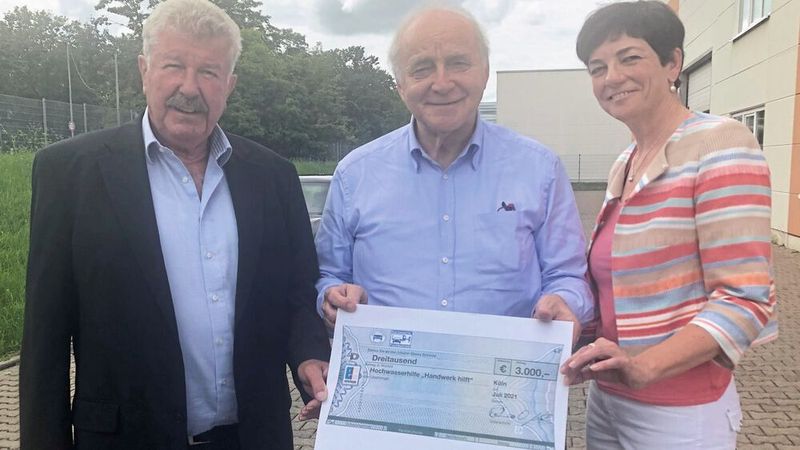 Rufen zu weiteren Spenden auf: (v.l.) Siegfried Busse, Ehrenobermeister der Karosseriebauer-Innung Köln, Obermeister Rolf Mauss von der Kfz-Innung Köln und die Geschäftsführerin beider Innungen, Claudia Weiler.