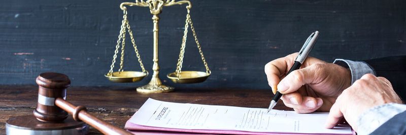 Die elektronische Signatur ist das digitalisierte Pendant zur handschriftlichen Unterschrift. Die digitale Signatur gewährleistet Integrität und Authentizität in dem Maße, dass sie in einem Gerichtsverfahren standhalten kann.