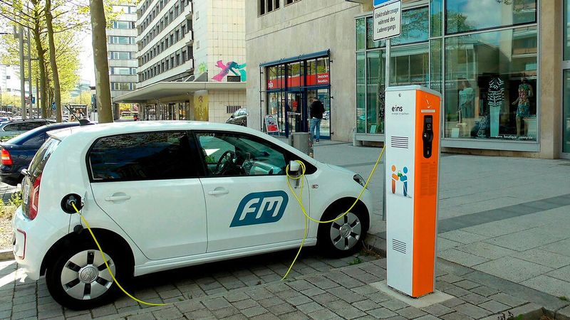 Im ersten Halbjahr 2021 haben deutsche Autobauer knapp eine Viertelmillion reinelektrische Fahrzeuge verkauft.