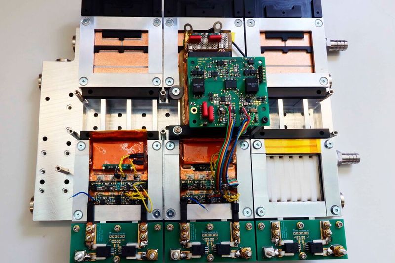 Versuchsaufbau mit niederinduktiven Leistungsmodulen: Durch den Einsatz von Galliumnitrid-Transistoren, genau: GaN-HEMTs, kann der Wandler besonders leicht und kompakt gebaut werden.