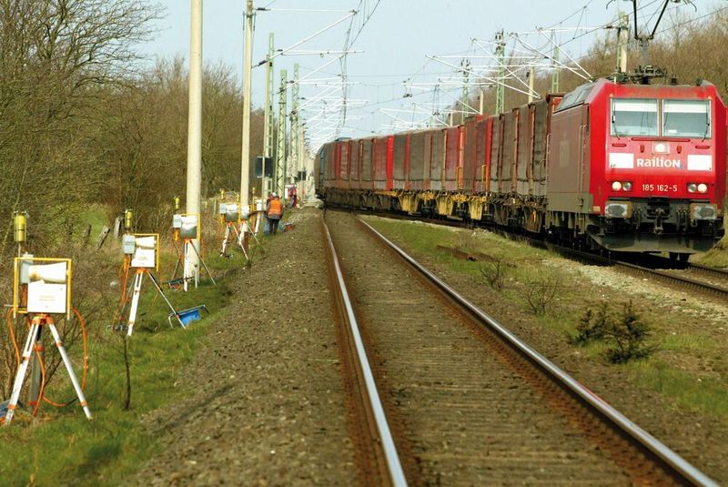 Mobile Warnsysteme sorgen für mehr Sicherheit auf Gleisbaustellen.