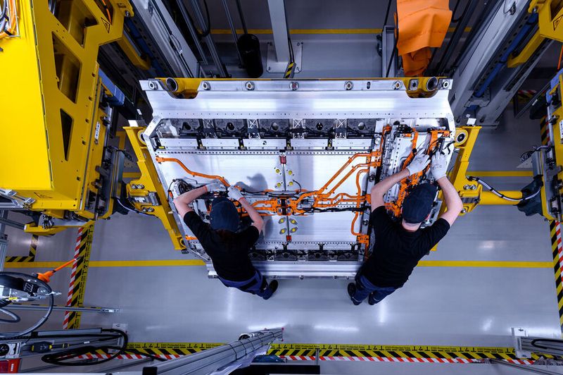 Die Grob-Werke und Mercedes-Benz wollen gemeinsam Produktionsanlagen für Batteriepacks und -Module entwickeln. Im Bild: die Batterieproduktion bei dem Automobilhersteller.