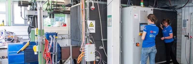 Teststand mit klimatisierter Unterdruckkammer: Der neu entwickelte hybride Gesamtantriebsstrang soll an der Universität Ulm in der Testanlage mit klimatisierter Unterdruckkammer (Im Bild) getestet werden