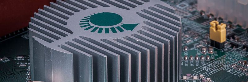 Der Kühlkörper auf der Platine reicht für die Kühlung der IT in Rechenzentren nicht. Die Analysten beobachten weltweit zudem einen Schwenk von luftgekühlten Systemen hin zu Flüssigkeits-basierten Kühltechniken.