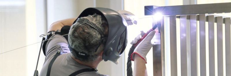 Adam, soudeur chez Agytec, utilise l’exosquelette Paexo Shoulder, pour prévenir les problèmes musculosquelettiques qui pourraient apparaitre liés aux tâches de soudage qu’il effectue en hauteur.