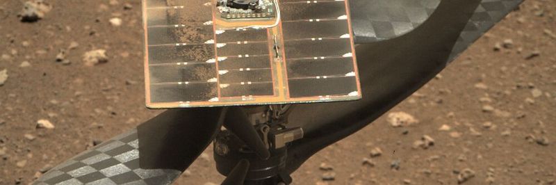 Ingenuity sur Mars. On aperçoit très bien les moteurs développés spécialement pour l'hélicoptère par maxon.